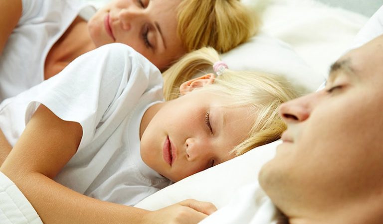 Bebeklerin Anne ve Babasıyla Uyuması Doğru Değil